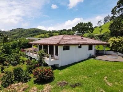 Enjoy Your Lake home W/ King bed in the Rainforest!